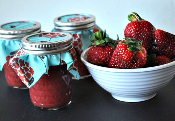canning-jam-with-honey
