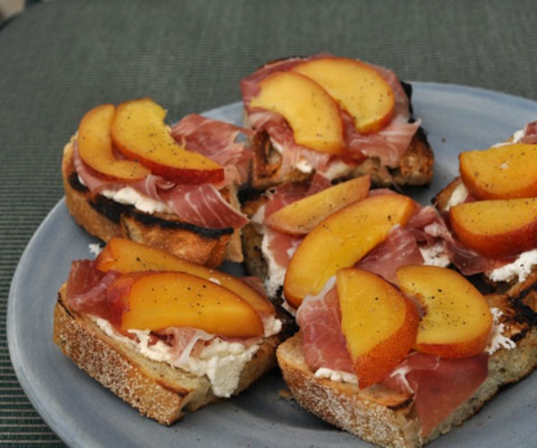 grilled-bruschetta-with-peaches-ricotta-and-prosciutto