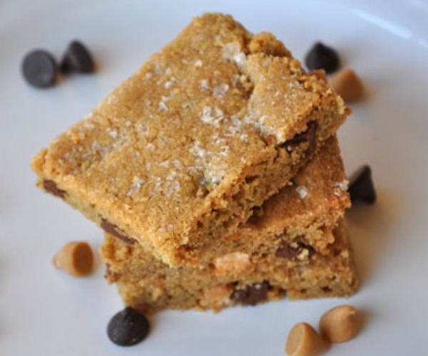 salted-blondie-bars-chocolate-chips