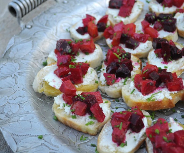 roasted-beet-bruschetta