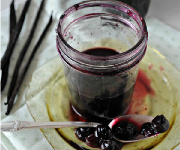 Canning-blueberries-in-simple-syrup-www.mountainmamacooks.com_
